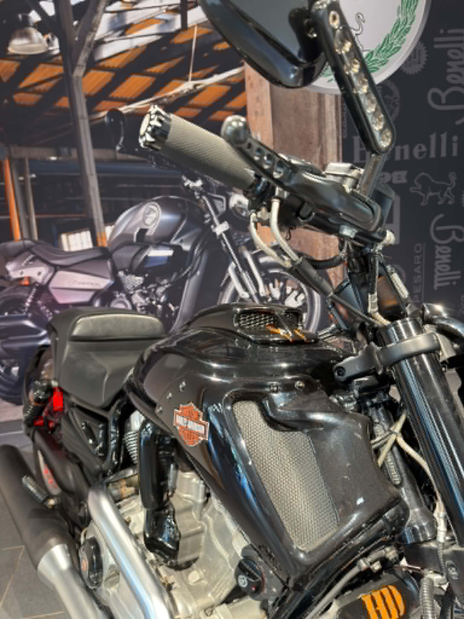 Harley-Davidson V-Rod occasion - réservoir et guidon